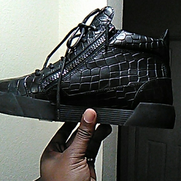 Shoe - Picture 3 of 3